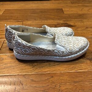 Clarks Cloudsteppers Women's Slip-On Flats in Cream and Tan Woven Pattern